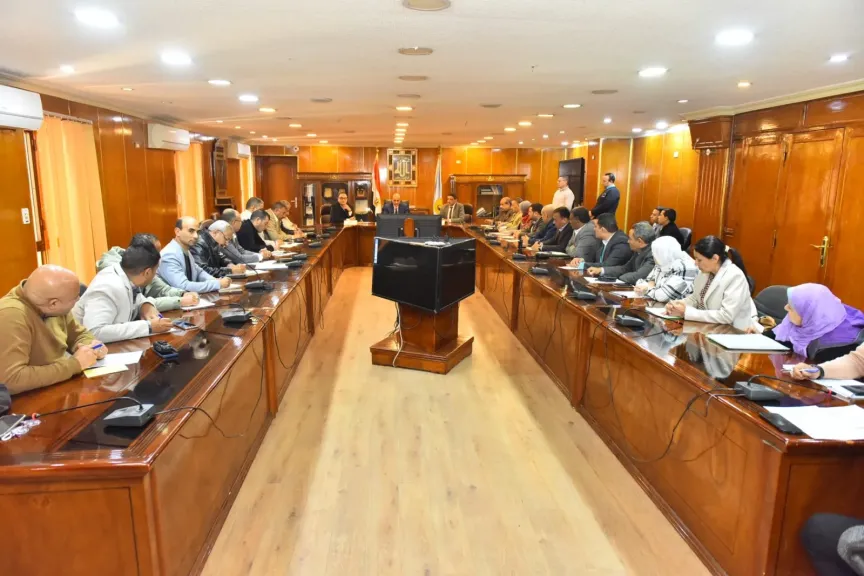 حافظ أسيوط يعقد اجتماعا ويستعرض ملفات التقنين والتصالح