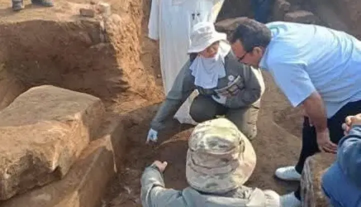 بعثة أثرية مصرية-صينية تكشف عن مبنى من الحجر الجيري يُرجّح انتماؤه لمعبد الملك أبريس بمنطقة ميت رهينة