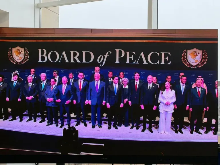 نيابة عن فخامة رئيس الجمهورية.. رئيس الوزراء يشارك في الاجتماع الأول لـ”مجلس السلام” بواشنطن