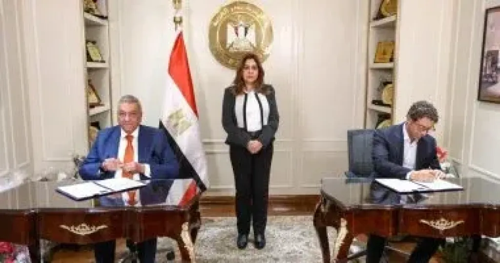 وزيرة التنمية المحلية والبيئة تشهد بروتوكول تحسين جودة الحياة للأطفال وكبار السن