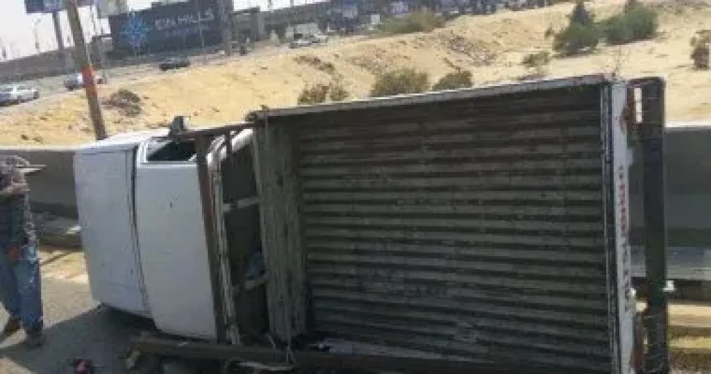 إصابة 5 أشخاص فى انقلاب سيارة نصف نقل أمام الجامعة الأهلية بجمصة