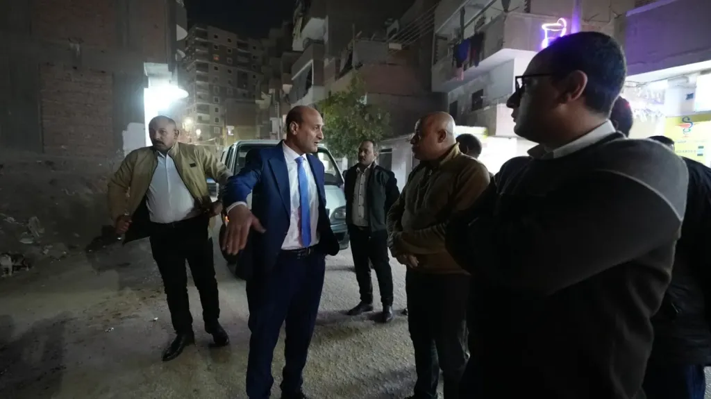 محافظ أسيوط يقود جولة مسائية مفاجئة بحي غرب ويطلق حملة مكبرة لرفع المخلفات