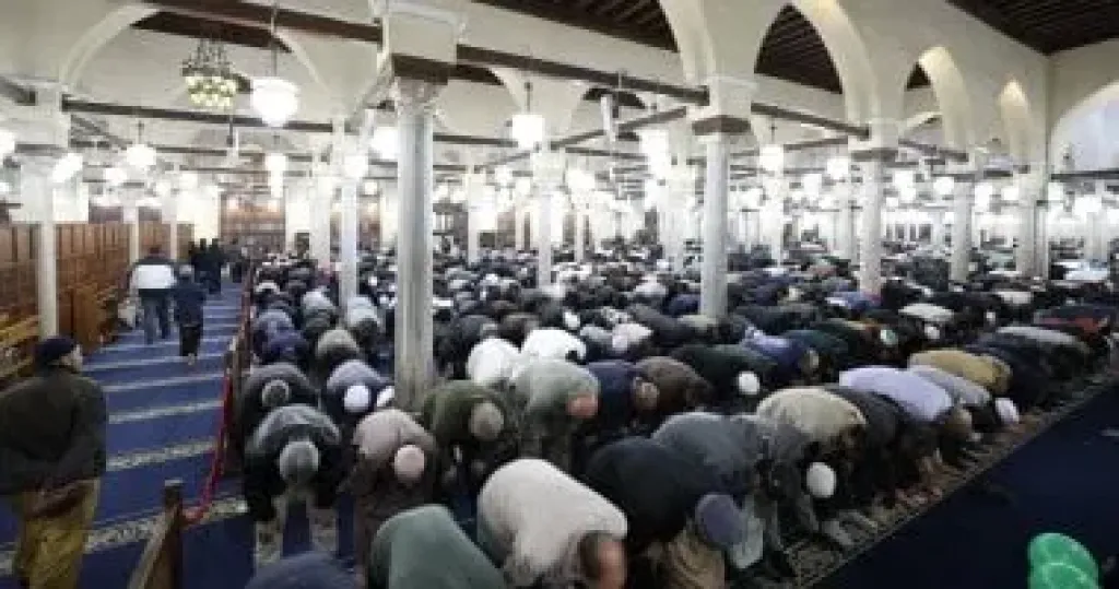 آلاف المصلين بالجامع الأزهر يحيون رابع ليالى رمضان بصلاتى العشاء والتراويح