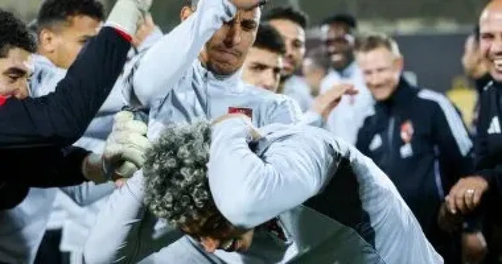 لاعبو الأهلى يحتفلون بعيد ميلاد إمام عاشور على طريقتهم الخاصة