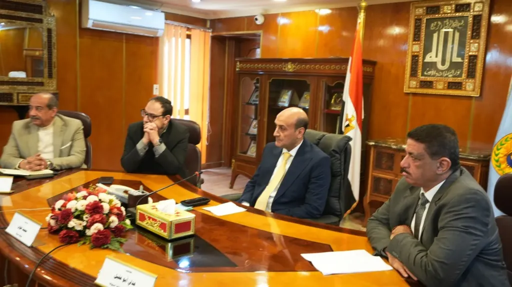 محافظ شمحافظ أسيوط يعقد اجتماعًا لبحث آليات التخطيط المروري وتطوير وتجميل