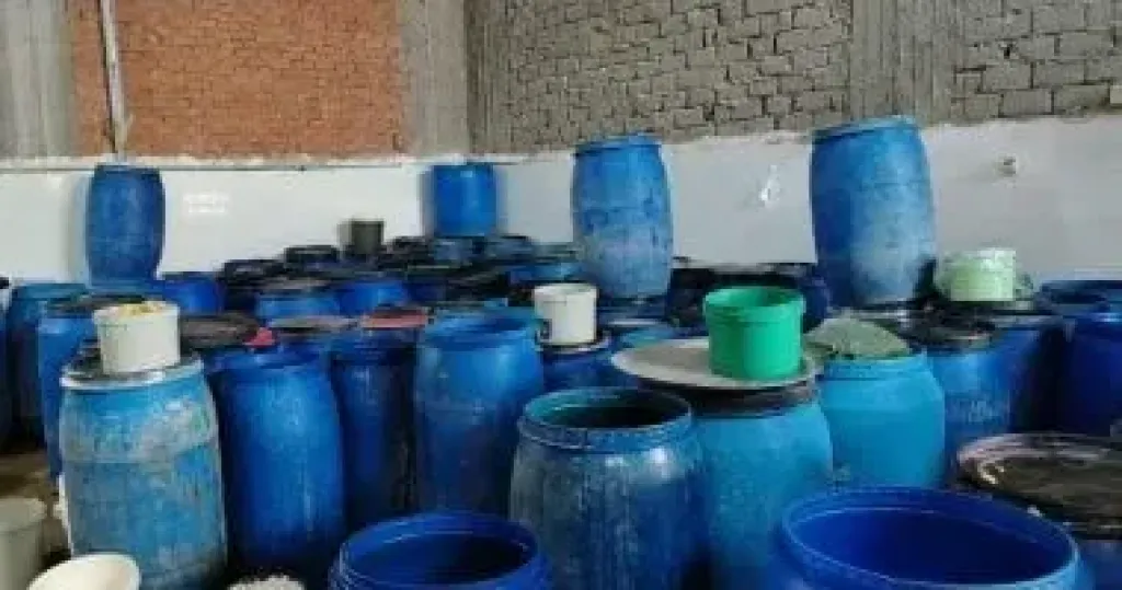 ضبط 3 أطنان مخللات مجهولة المصدر ودون بيانات داخل مصنع بالغربية