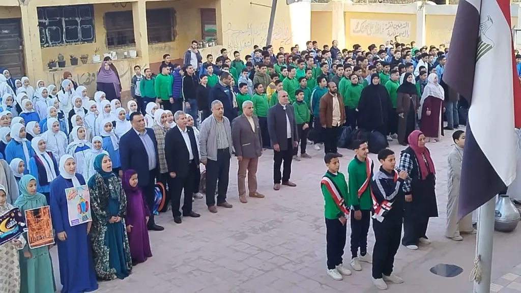 مدير تعليم الشرقية يفاجئ مدرستا ميت العز الابتدائية والثانوية بفاقوس