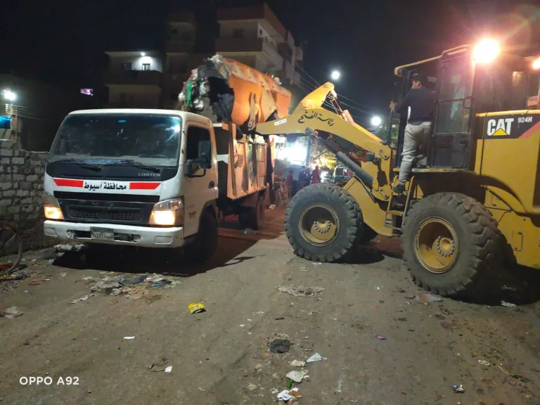 حملة نظافة مكبرة تواصل أعمالها المكثفة لرفع كفاءة الشوارع والطرق بمركز الفتح