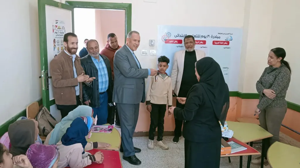 تعليم أسيوط يتفقد مدارس الحواتكة والجاولى بمنفلوط ويتابع مبادرة 30 يوم ويوزع الهدايا