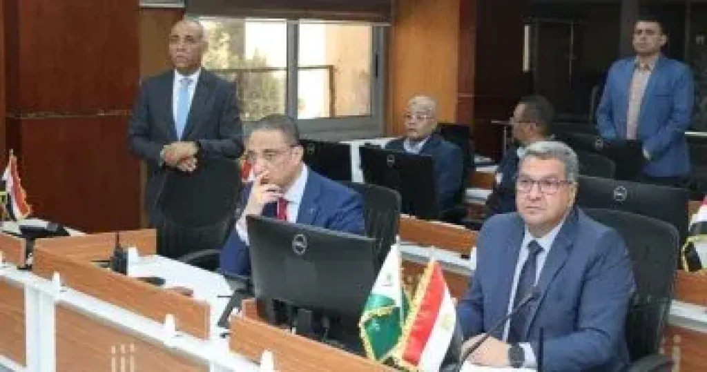 محافظ الجيزة يتابع إزالة التعديات فى البدرشين وحملات النظافة بشارع فيصل