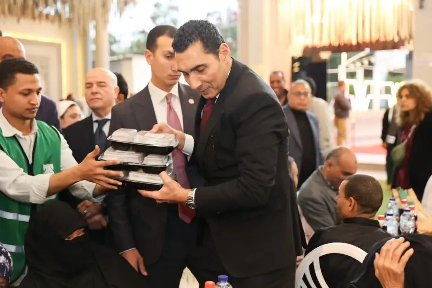 وزير الشباب والرياضة يشارك الصائمين الافطار بإحدى الخيم الرمضانية لـ مؤسسة مصر الخير”