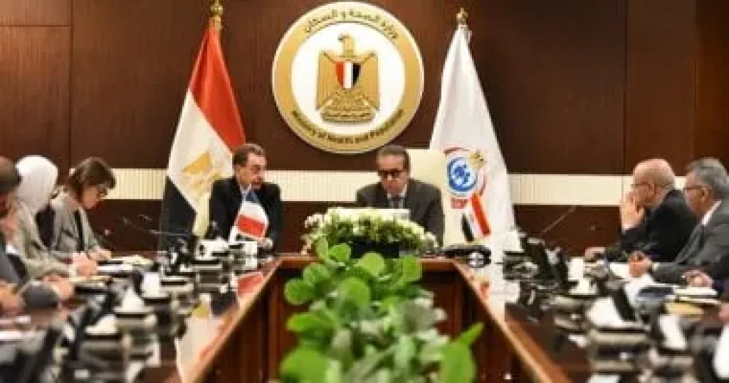 وزير الصحة يبحث مع سفير فرنسا دعم علاج مرضى الأورام القادمين من غزة