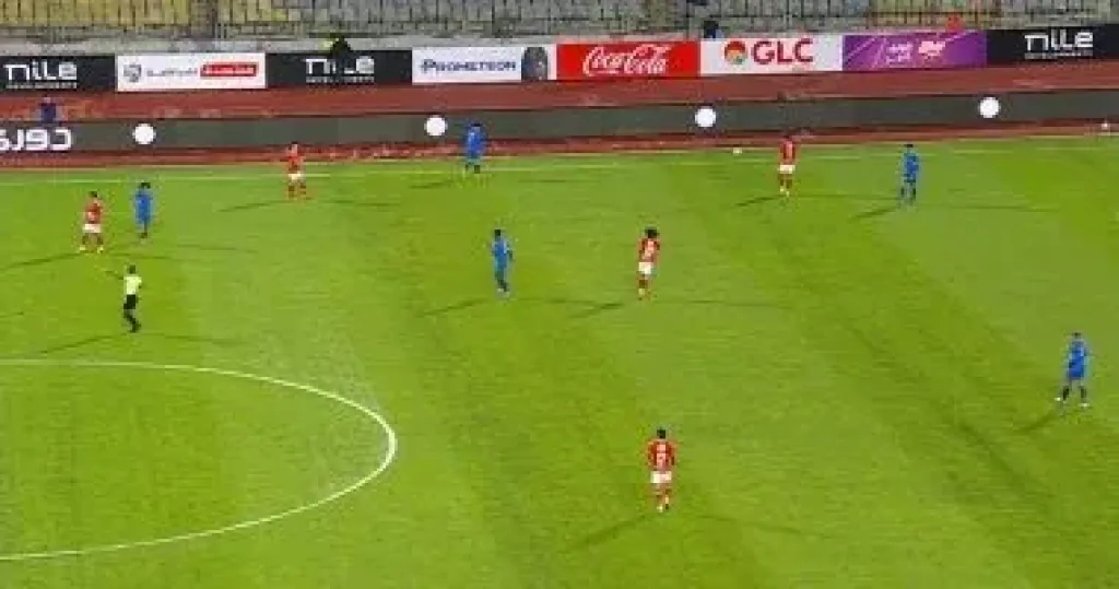 الأهلى 0-0 سموحة وانحصار اللعب فى وسط الملعب بأول ربع ساعة