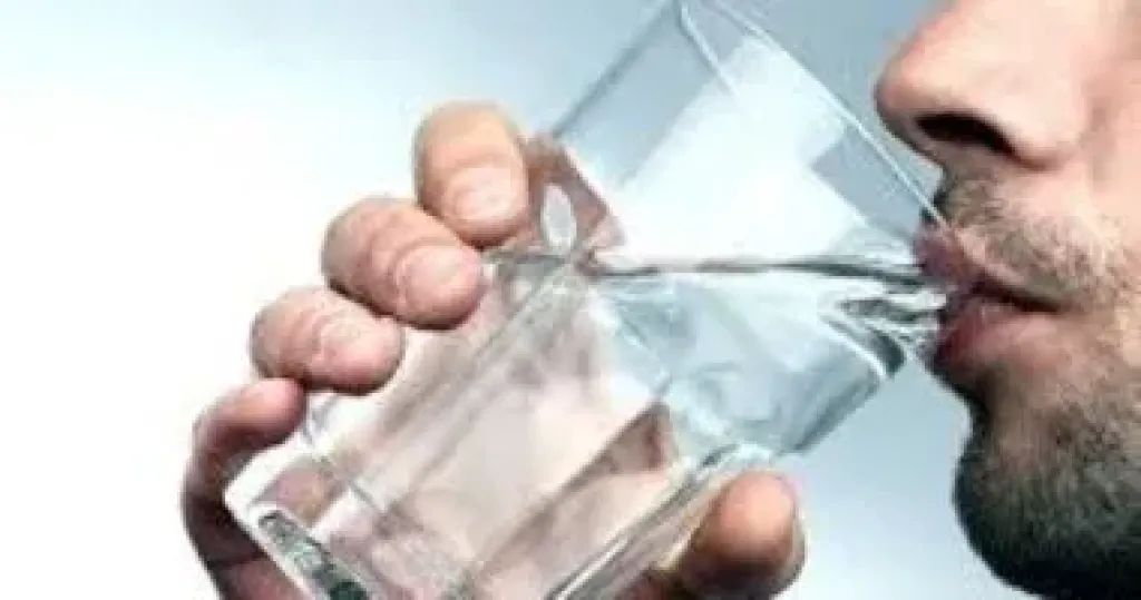 هل يجوز شرب الماء أثناء أذان الفجر؟.. دار الإفتاء تجيب