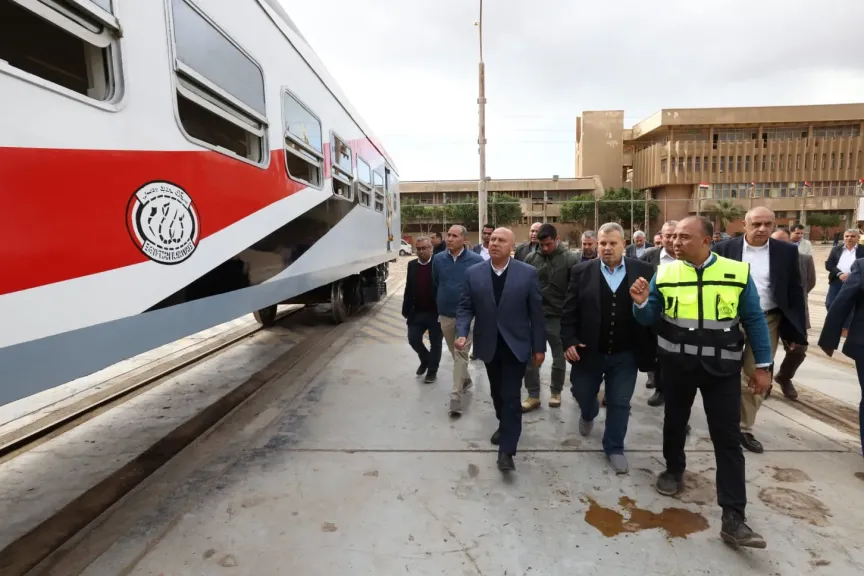 وزير النقل يتفقد  ورش كوم أبو راضى و كولواي مصر و يتناول وجبة الافطار مع  العاملين والمهندسين بالورشة