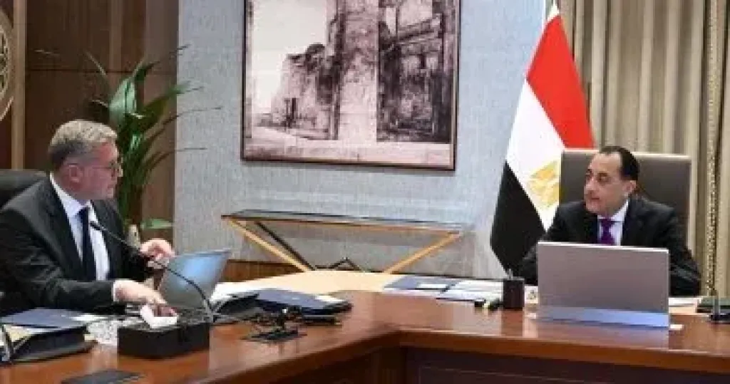 رئيس الوزراء يستعرض مستجدات عددٍ من مشروعات وملفات عمل وزارة البترول