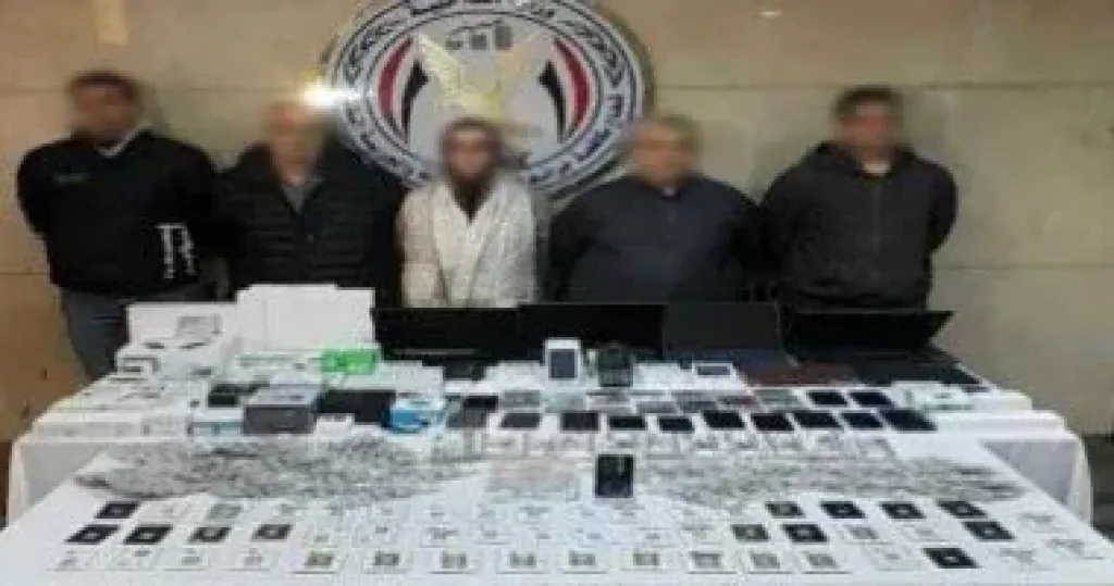 استولوا على ملايين الجنيهات بـ 600 عملية نصب.. سقوط عصابة «الثغرة الذكية»