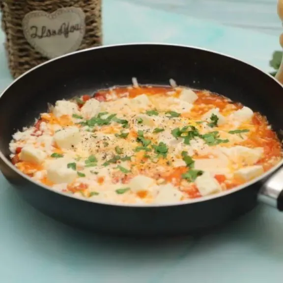 طريقة عمل شكشوكة البيض بالجبنة .. لألذ سحور