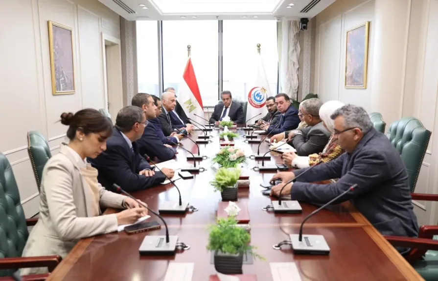 وزير الصحة يعقد اجتماعاً مع شركتي «تكنويڤ» و«ميدبوت» لبحث تفعيل تقنية الروبوت الجراحي