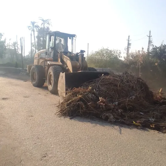 استمرار تطهير ورفع نواتج الترع بقرى مركز البداري للحفاظ على البيئة والصحة العامة