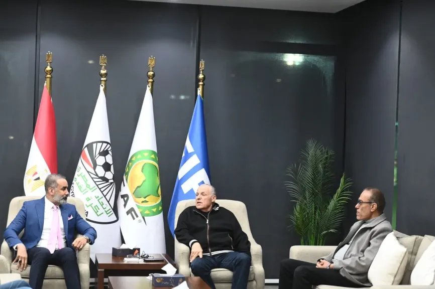 هاني أبو ريدة يجتمع مع مدير المنتخبات العراقية