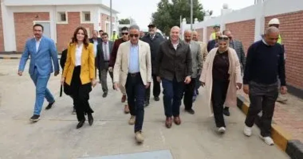 محافظ الجيزة يجرى تجارب التشغيل الأولية بمحطة رفع الصرف الصحى بقرية دهشور