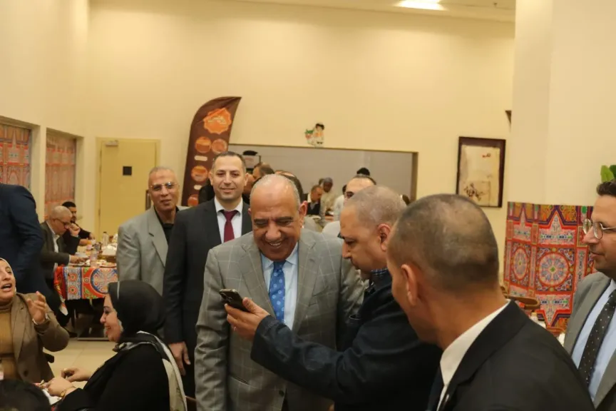 وزير الكهرباء يشارك العاملين بديوان الوزارة والشركة القابضة  والشركة المصرية إفطارهم الجماعي