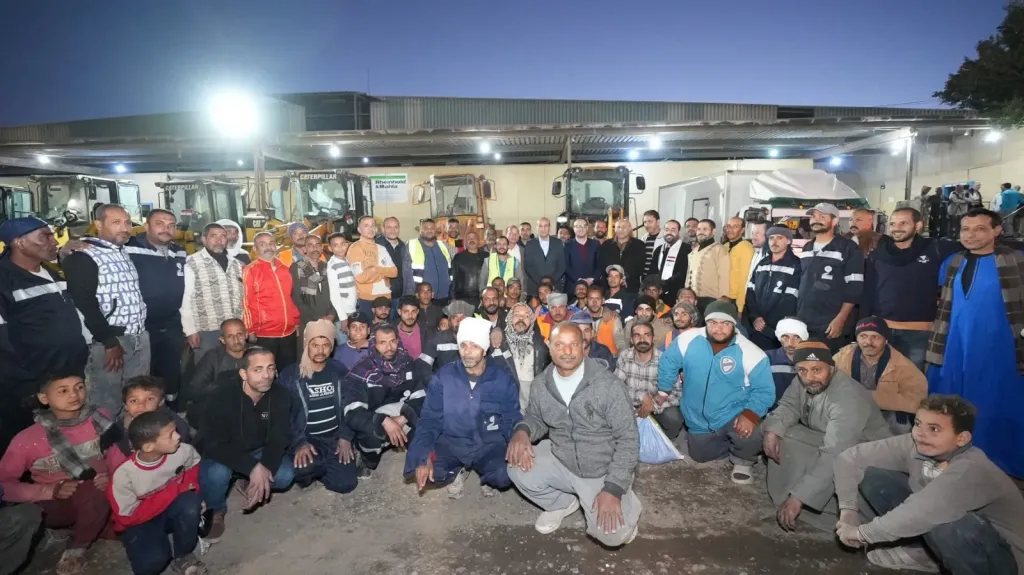 محافظ أسيوط يشارك عمال نظافة حي غرب إفطارًا جماعيًا ويؤكد: أنتم عماد المنظومة