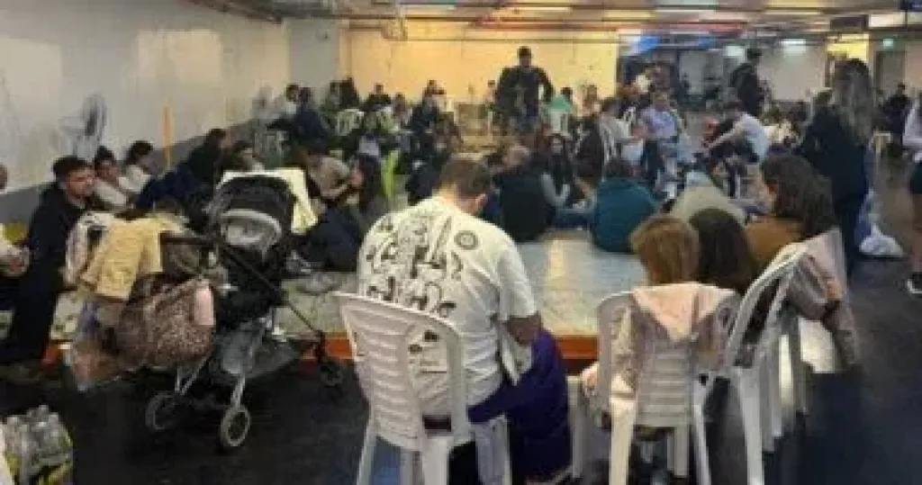 إعلام عبري: مخابئ غوش دان ممتلئة بالإسرائيليين هربا من صواريخ إيران