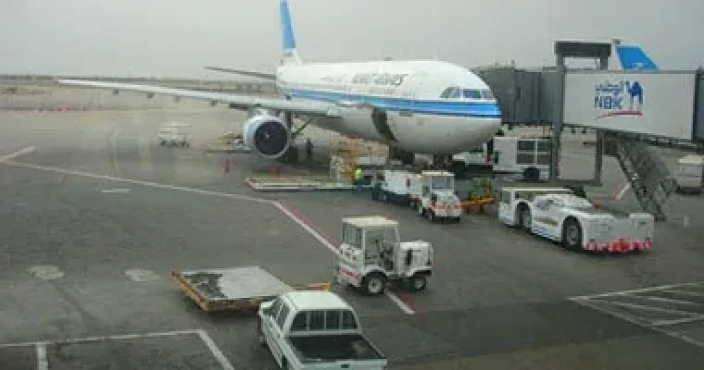 طائرة مسيرة تستهدف مطار الكويت ووقوع إصابات بين العاملين