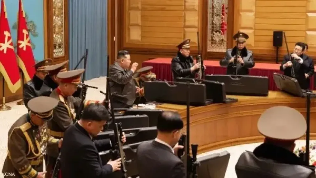 زعيم كوريا الشمالية يقدم بنادق قناصة حديثه لكبار المسؤولين الحكوميين