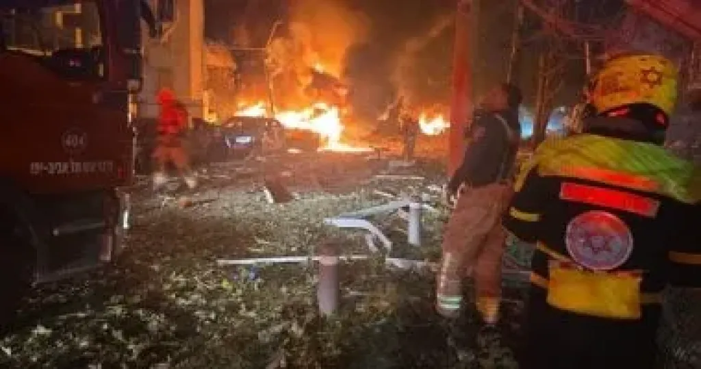 وسائل إعلام إسرائيلية: 8 مصابين جراء سقوط صواريخ إيرانية فى تل أبيب