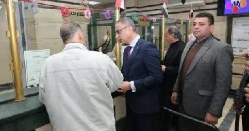 محافظ الجيزة يتفقد المركز التكنولوجى بحى الدقى ومكتب بريد بين السريات
