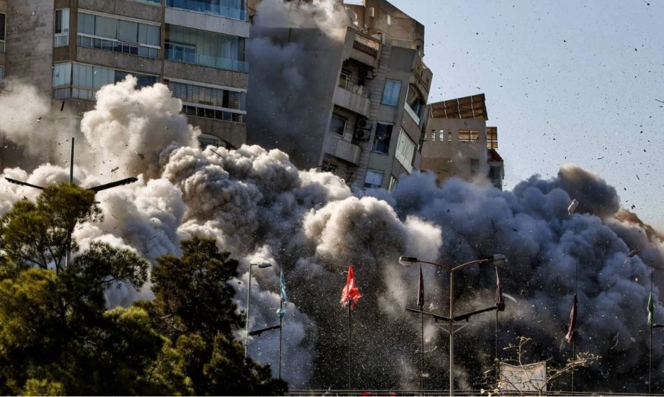 غارات عنيفة على لبنان بعد إطلاق «حزب الله» صواريخ نحو شمال إسرائيل