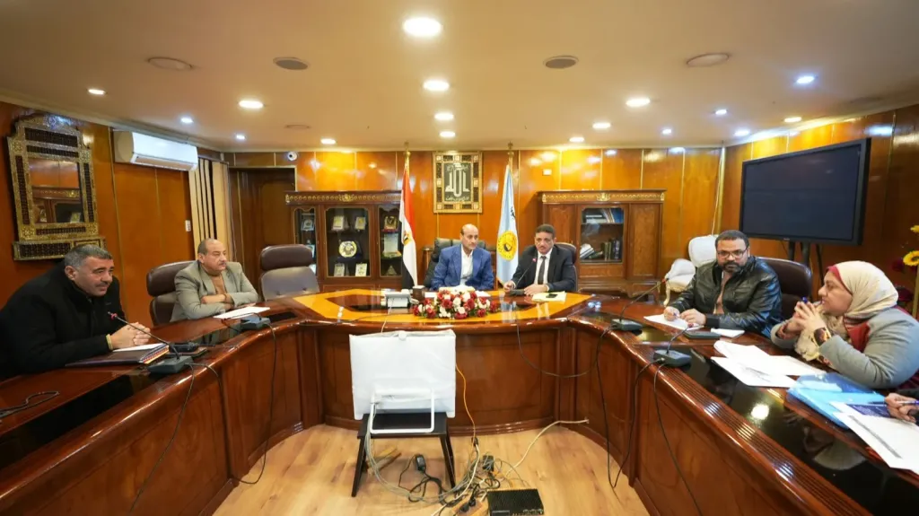 محافظ أسيوط يرأس اجتماعًا موسعًا لمتابعة ملف تقنين أراضي أملاك الدولة