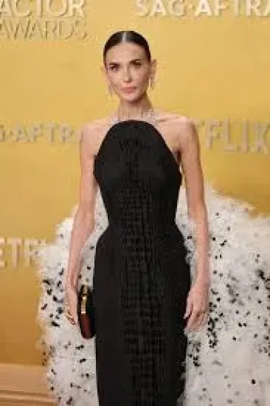 ديمي مور تصدم الجمهور بنحافتها في حفل جوائز نقابة ممثلي الشاشة