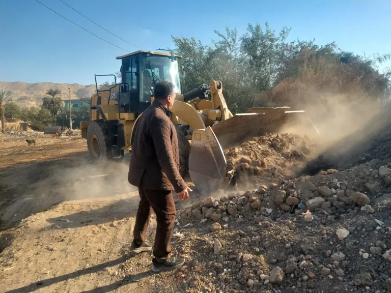 محافظ أسيوط: رفع 200 طن مخلفات بمنطقة عرب المدابغ وتسوية الطريق