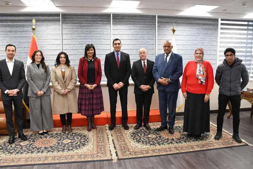 وزير الشباب والرياضة يبحث مع نبيلة مكرم تعميم مراكز السلامة النفسية