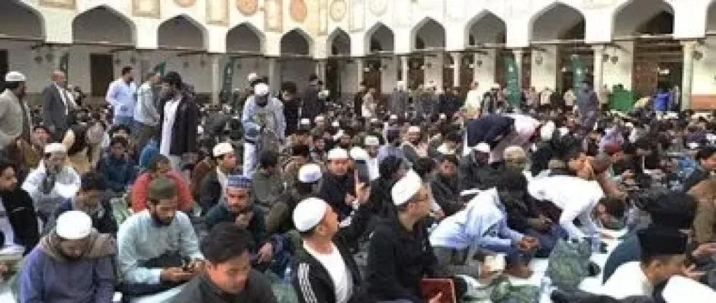 وكيل الأزهر يشارك الطلاب الوافدين مائدة الإفطار بصحن الجامع الأزهر