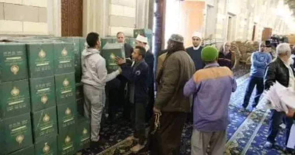توزيع 1000 كرتونة مواد غذائية من مسجد السيدة زينب لدعم الأسر المستحقة