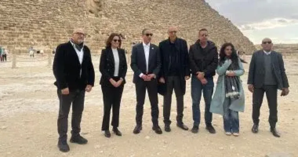 محافظ الجيزة يلتقط صورا تذكارية أمام الأهرامات.. ويؤكد: مكان مفيش زيه بالعالم