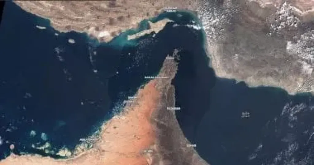 الحرس الثوري يعلن إغلاق مضيق هرمز ويهدد بإحراق أي سفينة تحاول العبور منه