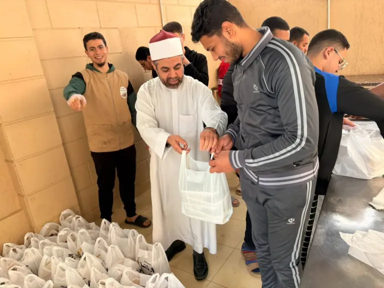 إقبال متزايد على موائد الإفطار والسحور بمساجد بني سويف في رمضان