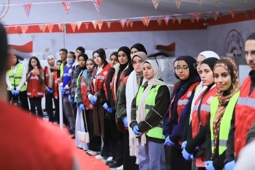 53 طالبًا بجامعة القاهرة يشاركون في تجهيز «زاد العزة» لغزة