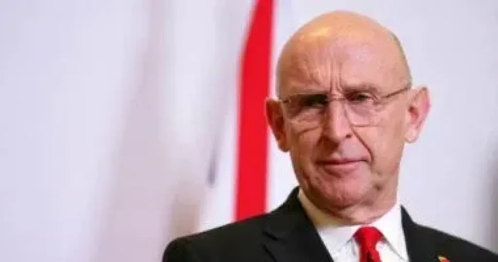 التايمز: بريطانيا تخطط لإرسال سفينة حربية للدفاع عن قاعدة عسكرية فى قبرص