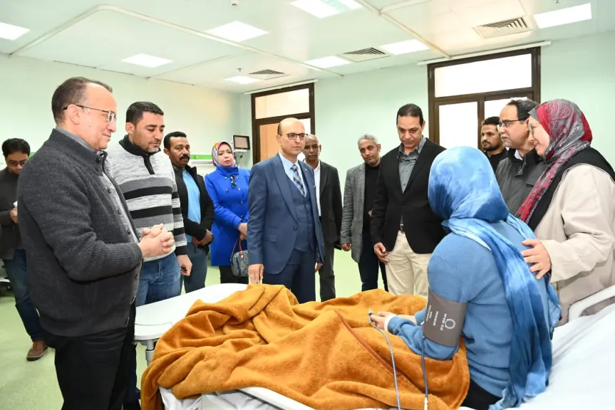 الدكتور المنشاوي يطمئن على طالبات جامعة أسيوط الأهلية المصابات