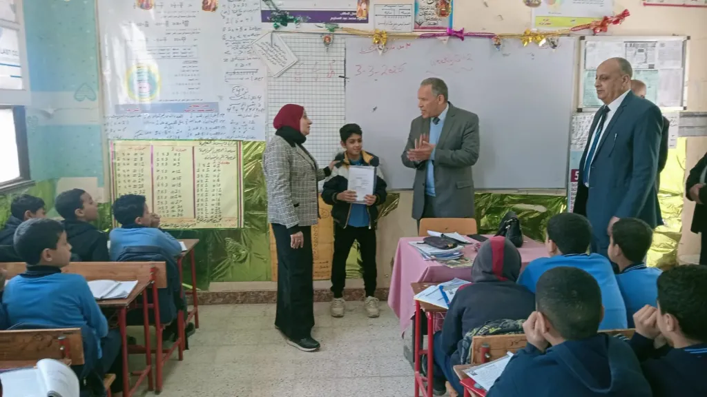 مدير تعليم أسيوط يتابع الانضباط المدرسى