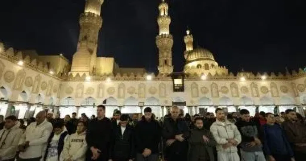 الآلاف يحتشدون لأداء صلاة التراويح فى الليلة الـ 14 من رمضان بالجامع الأزهر