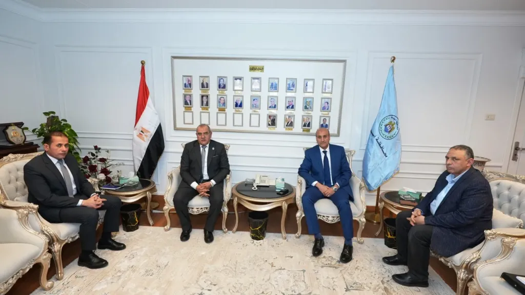 محافظ أسيوط يؤكد تعزيز الشراكة مع القطاع الصناعي خلال استقباله وفد