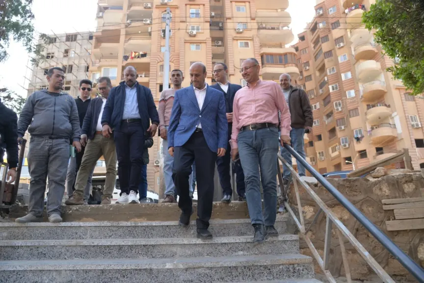 محافظ أسيوط يتفقد أعمال توسعة الطريق وتطوير الأرصفة بمساكن نزلة
